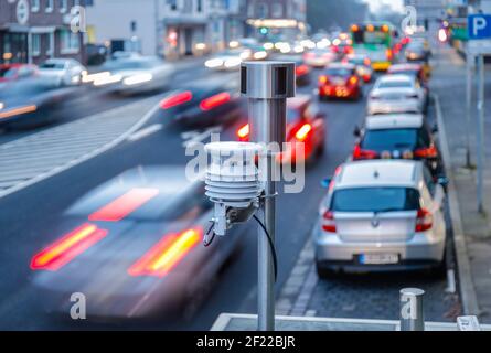 Oberhausen, Rhénanie-du-Nord-Westphalie, Allemagne - Station de mesure de la qualité de l'air sur la route fédérale B 223 dans le centre-ville d'Oberhausen, dans l'air NRW Banque D'Images