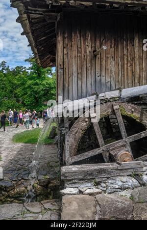 Village ethnographique d'Ethar Bulgarie;moulin à eau; Banque D'Images