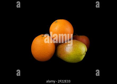 Oranges, poires et pommes délicieuses sur fond noir Banque D'Images