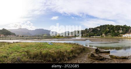 Vue sur l'estuaire de la Sella Asturies à marée basse avec épaves de bateaux de la vieille rangée Banque D'Images