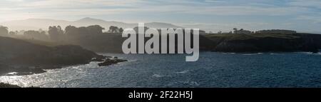 Vue panoramique sur la rive bordées d'arbres brumeux et rocheux En Galice Banque D'Images