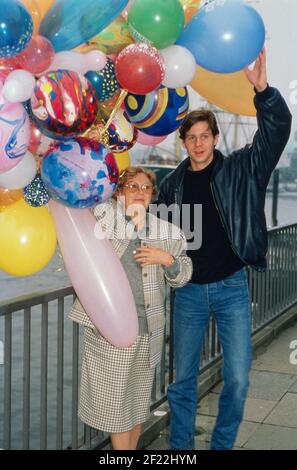EVA Maria Bauer mit Luftballons BEI der Feier ihres 65. Geburtstags à Hambourg, Allemagne 1988. Banque D'Images