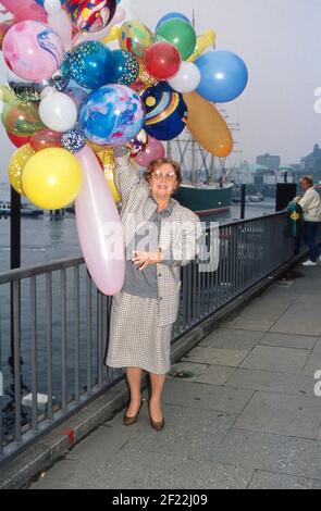 EVA Maria Bauer mit Luftballons BEI der Feier ihres 65. Geburtstags à Hambourg, Allemagne 1988. Banque D'Images