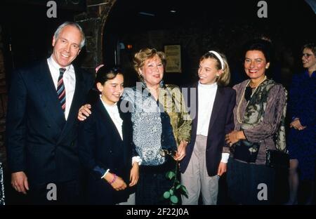 EVA Maria Bauer mit Familie BEI der Feier ihres 65. Geburtstags im 'Posemuckel' à Hambourg, Allemagne 1988. Banque D'Images