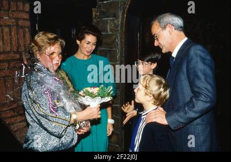 EVA Maria Bauer mit Familie BEI der Feier ihres 65. Geburtstags im 'Posemuckel' à Hambourg, Allemagne 1988. Banque D'Images