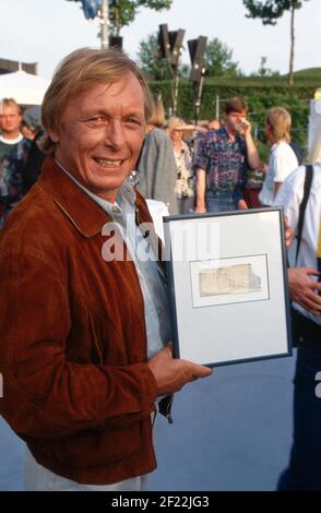 Claus Theo Gärtner BEI der Premiere der 100. Folge der Krimiserie 'Ein Fall für Zwei' auf dem Gelände des ZDF Fernsehgartens in Mainz auf dem Lerchenberg, Deutschland 1992. Banque D'Images