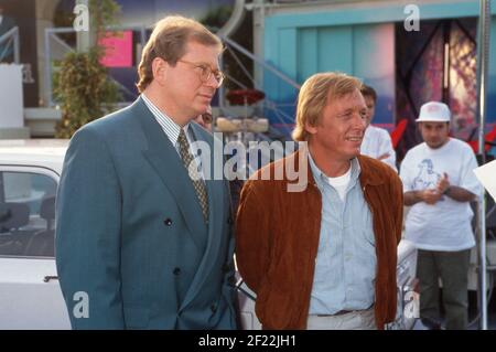 Rainer Hunold und Claus Theo Gärtner BEI der Premiere der 100. Folge der Krimiserie 'Ein Fall für Zwei' auf dem Gelände des ZDF Fernsehgartens in Mainz auf dem Lerchenberg, Deutschland 1992. Banque D'Images