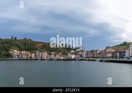 Vue sur le village de Ribadesella dans les Asturies Banque D'Images