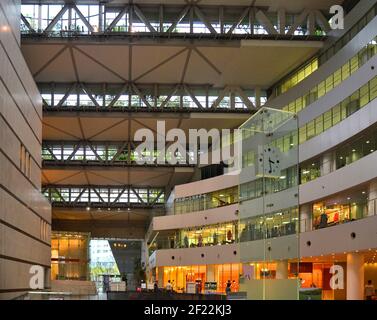 HALL international de la préfecture D'ATROS Fukuoka au parc central de Tenjin, à Fukuoka, au Japon, conçu par le célèbre architecte vert Emilio Ambasz. Banque D'Images