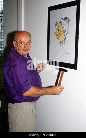 Konrad Kujau, deutscher Maler, Kunstfälscher und Aktionskünstler, auf der IFA à Berlin, Allemagne 1989. Banque D'Images