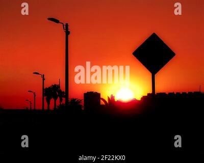 Scène de silhouette de coucher de soleil urbaine de Montevideo Banque D'Images