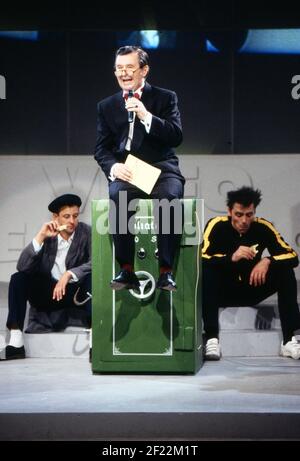 Prominenz auf der IFA à Berlin, Allemagne 1989, hier: Ernst H. Hilbich auf einem Tresor