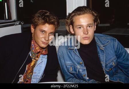Prominenz auf der IFA in Berlin, Deutschland 1989, hier: Musiker Fabian Harloff und Schauspieler Hendrik Martz