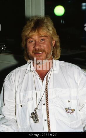 Prominenz auf der IFA à Berlin, Deutschland 1989, hier: Schlagersänger Peter Petrel
