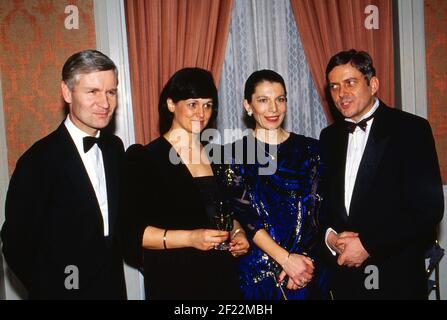 Henning Vosscherau mit Ehefrau Anna (liens de base) und Wolfgang Berghofer mit Ehefrau Diethild beim Semper Ball im Hotel Atlantic à Hambourg, Allemagne 1990. Banque D'Images