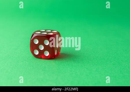 Rouge jouant des dés sur la table verte. Chance et fortune. Banque D'Images