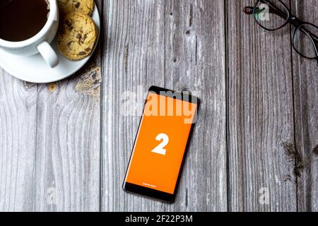 Un téléphone portable ou mobile posé sur un bois Tableau avec l'application BBC radio 2 ouverte à l'écran Banque D'Images