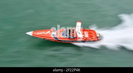 FESTIVAL DU BATEAU DE MOTEUR BRITANNIQUE. LA COUPE DU MONDE DU MARATHON UIM BPRC À LA COURSE COWES 1. COURSE 2 LE DIMANCHE. GAGNANT rouge pilote fpt fabio buzzi co pilote simon powell de poole dans un buzzi de 46 pieds. 27/8/10 PHOTO DAVID ASHDOWN Banque D'Images