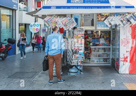 ATHÈNES, GRÈCE - 30 octobre 2019 : homme se tenant près du kiosque du journal. Banque D'Images