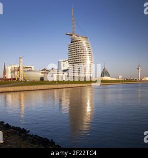 Panorama avec Atlantic Hotel Sail City, Bremerhaven, Brême, Allemagne, Europe Banque D'Images