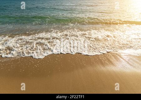 Belle plage de sable sur fond de mer. Concept d'été. Banque D'Images