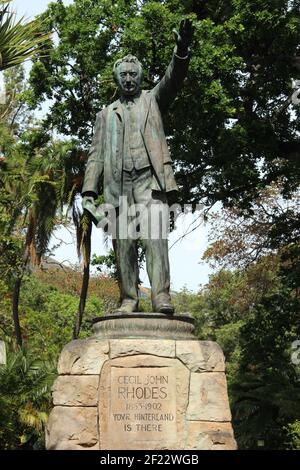 CAPE TOWN, AFRIQUE DU SUD - 2 OCTOBRE 2015 : une statue controversée de Cecil Rhodes se trouve dans le jardin de la Société Banque D'Images