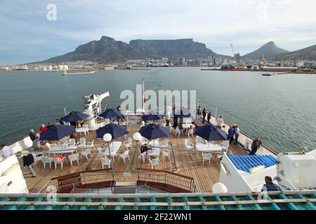 CAPE TOWN, AFRIQUE DU SUD - 2 OCTOBRE 2015 : le RMS Sainte-Hélène quitte le port du Cap lors de l'un de ses derniers voyages vers Sainte-Hélène Banque D'Images