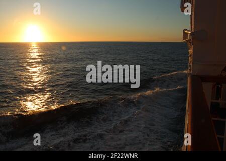 OCÉAN ATLANTIQUE - 4 OCTOBRE 2015 : le soleil se couche sur l'Atlantique et RMS Sainte-Hélène lors de l'un de ses derniers voyages à Sainte-Hélène Banque D'Images