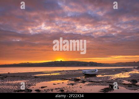 Appledore, North Devon, Angleterre. Mardi 9 mars 2021. Météo Royaume-Uni. Après une autre nuit froide à North Devon, un beau ciel à l'aube au-dessus de la rivière T. Banque D'Images