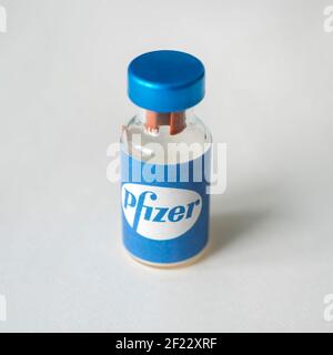 Flacon en verre avec logo Pfizer, société pharmaceutique multinationale américaine. 18 janvier 2021, Barnaul, Russie. Banque D'Images