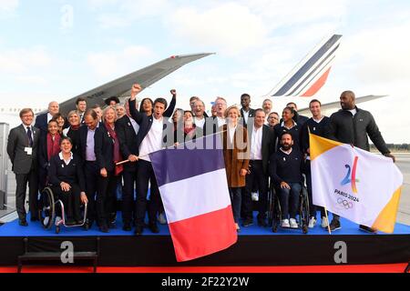 Co-présidents de Paris 2024, Tony Estanguet et Bernard Lapasset, directeur général Etienne Thobois, maire de Paris Anne Hidalgo, présidente de la région Ile de France Valerie Pecresse, présidente de la Fédération Handisport française Emmanuelle Assmann, président du CNO France Denis Masseglia, ministre des Sports Laura Flessel, membre du CIO Guy Drut, athlètes Teddy Riner, Marie-José Perec, Emmeline Ndongue, Sarah Ourahmoune, Fabien Gillot, Arnaud Assoumani, Fabrice Guyart, lors du retour de la délégation Paris 2024 à l'aéroport Charles de Gaulle , Paris, 15 septembre 2017, photo Julien Crsonier / KMSP / Banque D'Images