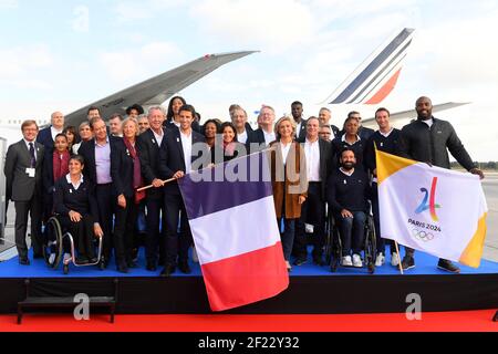 Co-présidents de Paris 2024, Tony Estanguet et Bernard Lapasset, directeur général Etienne Thobois, maire de Paris Anne Hidalgo, présidente de la région Ile de France Valerie Pecresse, présidente de la Fédération Handisport française Emmanuelle Assmann, président du CNO France Denis Masseglia, ministre des Sports Laura Flessel, membre du CIO Guy Drut, athlètes Teddy Riner, Marie-José Perec, Emmeline Ndongue, Sarah Ourahmoune, Fabien Gillot, Arnaud Assoumani, Fabrice Guyart, lors du retour de la délégation Paris 2024 à l'aéroport Charles de Gaulle , Paris, 15 septembre 2017, photo Julien Crsonier / KMSP / Banque D'Images