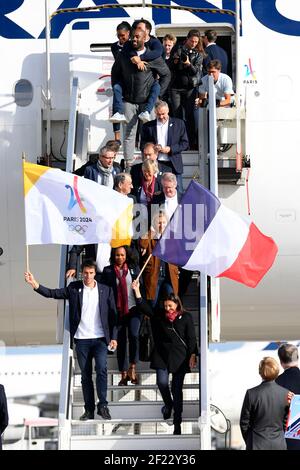 Co-présidents de Paris 2024, Tony Estanguet et Bernard Lapasset, directeur général Etienne Thobois, maire de Paris Anne Hidalgo, présidente de la région Ile de France Valerie Pecresse, présidente de la Fédération Handisport française Emmanuelle Assmann, président du CNO France Denis Masseglia, ministre des Sports Laura Flessel, membre du CIO Guy Drut, athlètes Teddy Riner, Marie-José Perec, Emmeline Ndongue, Sarah Ourahmoune, Fabien Gillot, Arnaud Assoumani, Fabrice Guyart, lors du retour de la délégation Paris 2024 à l'aéroport Charles de Gaulle , Paris, 15 septembre 2017, photo Julien Crsonier / KMSP / Banque D'Images