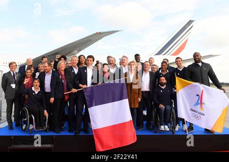 Co-présidents de Paris 2024, Tony Estanguet et Bernard Lapasset, directeur général Etienne Thobois, maire de Paris Anne Hidalgo, présidente de la région Ile de France Valerie Pecresse, présidente de la Fédération Handisport française Emmanuelle Assmann, président du CNO France Denis Masseglia, ministre des Sports Laura Flessel, membre du CIO Guy Drut, athlètes Teddy Riner, Marie-José Perec, Emmeline Ndongue, Sarah Ourahmoune, Fabien Gillot, Arnaud Assoumani, Fabrice Guyart, lors du retour de la délégation Paris 2024 à l'aéroport Charles de Gaulle , Paris, 15 septembre 2017, photo Julien Crsonier / KMSP / Banque D'Images