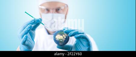 Le médecin tient un globe terrestre entre les mains et une seringue médicale avec un vaccin contre le virus corona. Rendu 3D. Éléments de cette image Banque D'Images