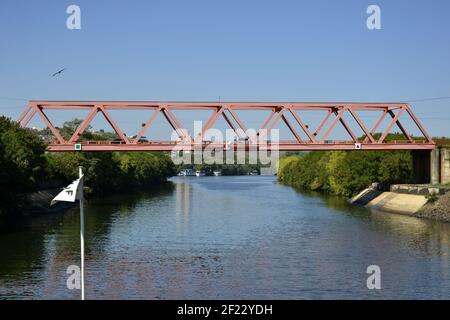 BARRA BONITA, BRÉSIL, AMÉRIQUE DU SUD, OCT, 29, 2018, Pont. Ancien pont de fer importé d'Allemagne en 1915 sur la rivière Tiete dans une ville à l'intérieur Banque D'Images