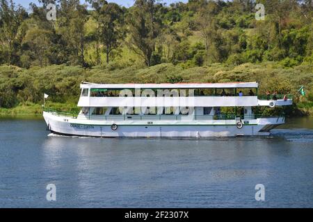 BARRA BONITA, BRÉSIL, AMÉRIQUE DU SUD, OCT, 29, 2018, croisière en bateau sur la visite touristique de la ville touristique pour visiter l'écluse de la rivière Tiete dans le centre-ville de S Banque D'Images