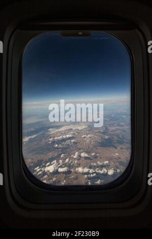 Vue d'une fenêtre d'avion. Belle vue à travers la fenêtre de l'avion Banque D'Images