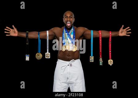 La judoka française Teddy Riner pose avec ses dix médailles d'or du champion du monde, de gauche à droite : Rio 2007, Levallois 2008, Rotterdam 2009, Tokyo 2010, Paris 2011, Rio 2013, Tcheliabinsk 2014, Astana 2015, Budapest 2017, Marrakech 2017, Teddy Riner est invaincu depuis septembre 2010 et 144 combats, Levallois, 14 novembre 2017, photo Philippe Millereau / KMSP / DPPI Banque D'Images