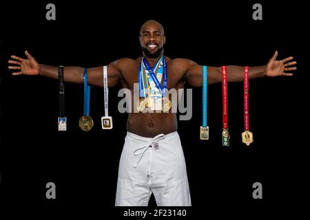 La judoka française Teddy Riner pose avec ses dix médailles d'or du champion du monde, de gauche à droite : Rio 2007, Levallois 2008, Rotterdam 2009, Tokyo 2010, Paris 2011, Rio 2013, Tcheliabinsk 2014, Astana 2015, Budapest 2017, Marrakech 2017, Teddy Riner est invaincu depuis septembre 2010 et 144 combats, Levallois, 14 novembre 2017, photo Philippe Millereau / KMSP / DPPI Banque D'Images