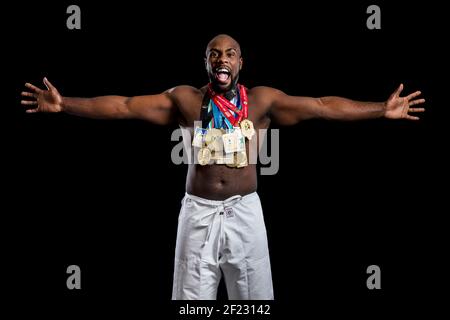 La judoka française Teddy Riner pose avec ses dix médailles d'or du champion du monde, Rio 2007, Levallois 2008, Rotterdam 2009, Tokyo 2010, Paris 2011, Rio 2013, Tcheliabinsk 2014, Astana 2015, Budapest 2017, Marrakech 2017, Teddy Riner est invaincu depuis septembre 2010 et 144 combats, Levallois, 14 novembre 2017, photo Philippe Millereau / KMSP / DPPI Banque D'Images