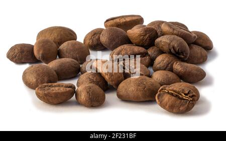 Grains de café torréfiés isolés sur fond blanc. Macro, gros plan. Geröstete Kaffeebohnen freigestellt vor weißem hintergrund. Macro, Nahaufnahme. Banque D'Images