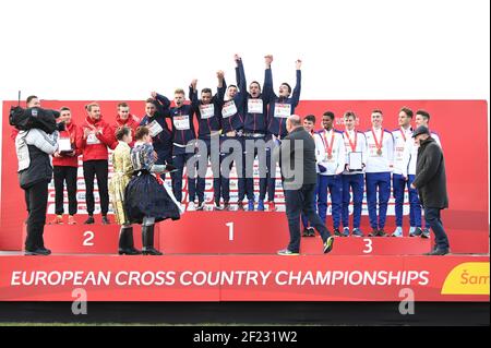 L'équipe française Hugo Hay, Jimmy Gressier, Mohamed-amine El Bouajaji, Alexis Miellet, Fabien Palcau et Emmanuel Roudolfef levisse se disputent et remportent la médaille d'or sur Cross Country U23 Men lors des Championnats d'Europe de 2017, à Samorin, Slovaquia, les 09 et 10 décembre 2017 - photo Stephane Kempinaire / KMSP / DPPI Banque D'Images