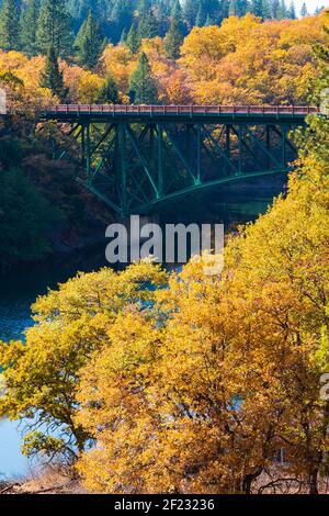 Le pont pour la route 89 de l'État où il traverse le lac Britton dans le comté de Shasta, en Californie du Nord, aux États-Unis en automne. Banque D'Images