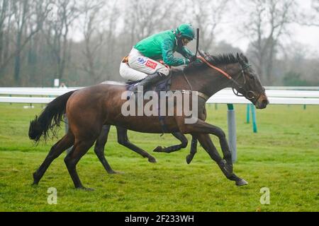 Daryl Jacob à cheval Valleres (vert) sort le dernier à gagner l'obstacle des novices de MansionBet Faller Insurance à l'hippodrome de Fontwell Park. Date de la photo: Mercredi 10 mars 2021. Banque D'Images