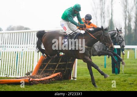 Daryl Jacob à cheval Valleres (vert) sort le dernier à gagner l'obstacle des novices de MansionBet Faller Insurance à l'hippodrome de Fontwell Park. Date de la photo: Mercredi 10 mars 2021. Banque D'Images