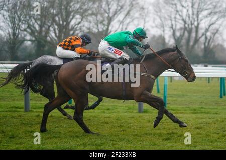 Daryl Jacob à cheval Valleres (vert) sort le dernier à gagner l'obstacle des novices de MansionBet Faller Insurance à l'hippodrome de Fontwell Park. Date de la photo: Mercredi 10 mars 2021. Banque D'Images