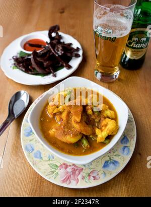 101 spectacles de cuisine thaïlandaise : curry de crevettes aigre avec côté de bœuf salé Banque D'Images