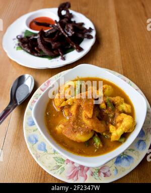 101 spectacles de cuisine thaïlandaise : curry de crevettes aigre avec côté de bœuf salé Banque D'Images