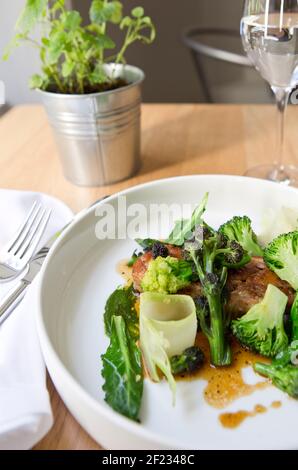 *pour une utilisation en soirée standard seulement - des frais peuvent s'appliquer * Antidote pic spectacles: L'épaule de porc de succion, brocoli et algues. Banque D'Images